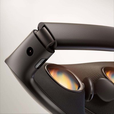 core77's tweet photo. There's a gigantic size gap between VR glasses and ordinary spectacles. I expected Apple to start closing that gap first, but instead it's Meta that's taking the design lead. Their forthcoming Meta… https://t.co/npXFf0JIPR #Meta #VRGlasses #VirtualReality #TechNews #WearableTech https://t.co/s6MLeI1ii1