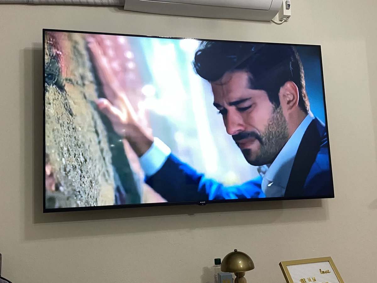 Smyyeysrr's tweet photo. #KaraSevda 
6.Bölüm
53. Dk 
Ağlamak için ideal arkadaşlar buyurun .👏🏻 https://t.co/8MyFqc9s2K