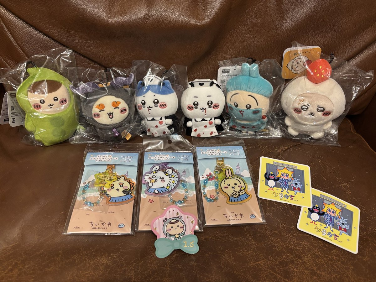 dotabata_bataco's tweet photo. 買っちゃった。
かわいー。かわいー。
我慢できず開けられてる、ちいちゃん。

#ちいかわ
#ちい活
#ハロウィン https://t.co/7XGMNjUwD0
