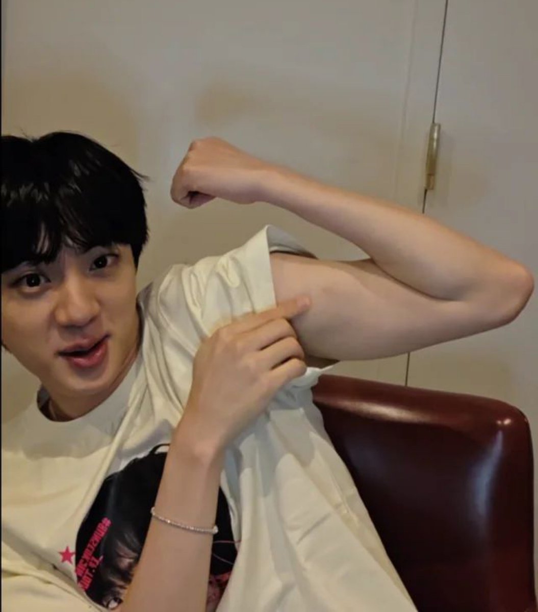 HavenCrave's tweet photo. That clarification cannot simply be removed from the conversation.

And if you see Jin’s then concert/live photos,his standard physique of an idols is not all skin and bones, what he meant was slender with delicately toned muscles! Jin had shown incredible stamina and strength
+ https://t.co/yc7gFMTR3D
