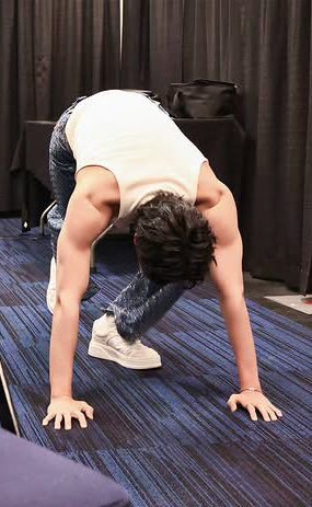 HavenCrave's tweet photo. That clarification cannot simply be removed from the conversation.

And if you see Jin’s then concert/live photos,his standard physique of an idols is not all skin and bones, what he meant was slender with delicately toned muscles! Jin had shown incredible stamina and strength
+ https://t.co/yc7gFMTR3D