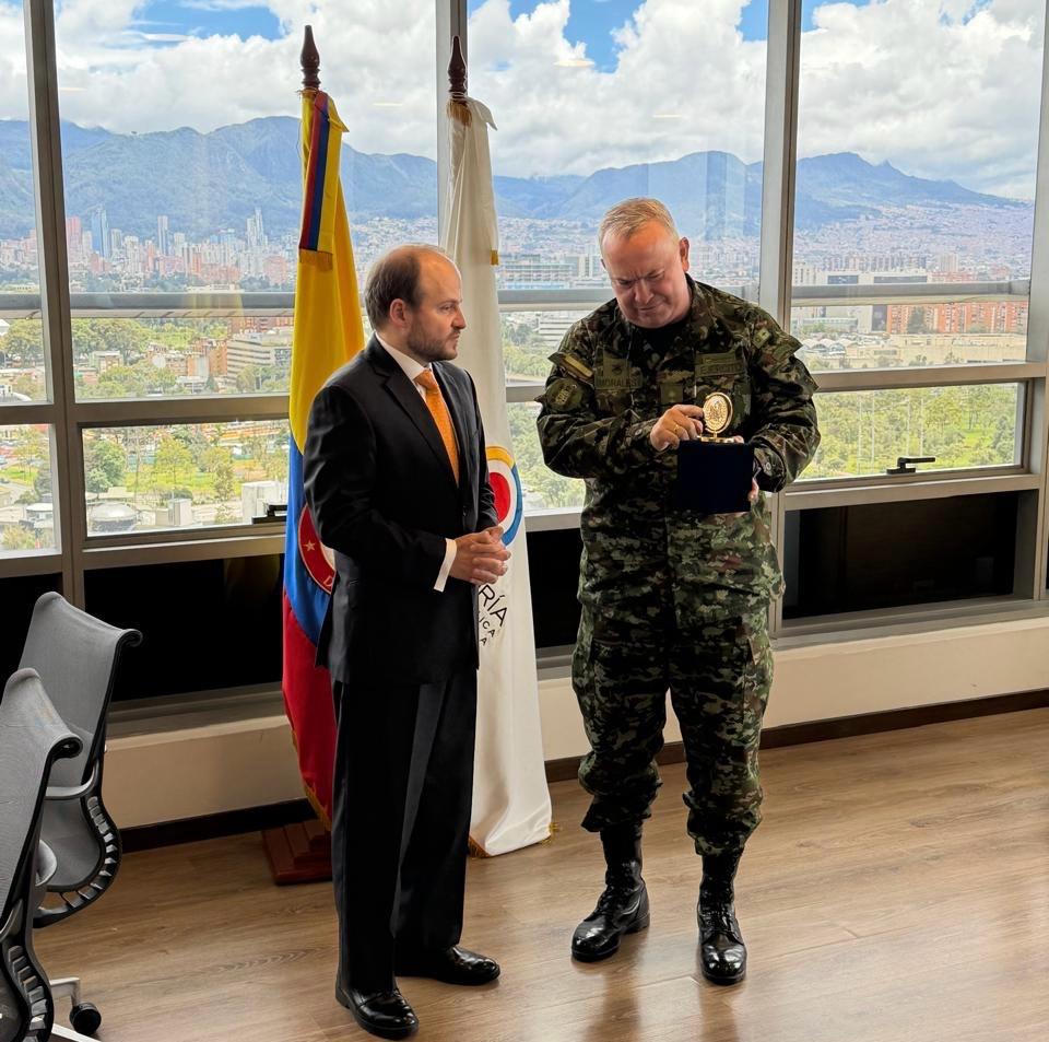 Ejercito_DANTE's tweet photo. El segundo comandante del @COL_EJERCITO se reunió con el vice @CGR_Colombia, con el fin de fortalecer los mecanismos de transparencia, integridad y control institucional, así como la gestión responsable de los recursos públicos.
#EjércitoTransparente https://t.co/ci4ixkQf45