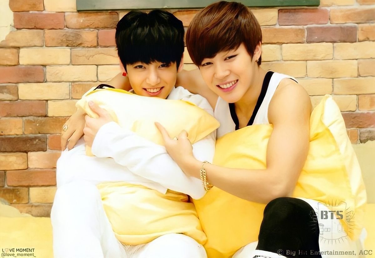 koomiHQ's tweet photo. Jikook old photos I can 90% say you haven’t seen: a thread🧵 https://t.co/lv89uSI0Fx