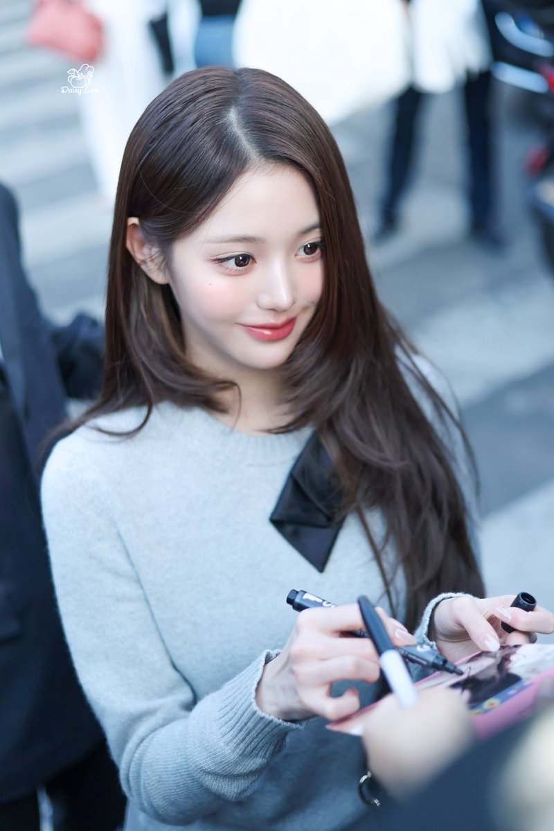Daisy_Lnn's tweet photo. 26.09.29 

#장원영 #JANGWONYOUNG #WONYOUNG #ParisBoundWonyoung
#DiorSS27 @Dior https://t.co/4rgrqAfCKh