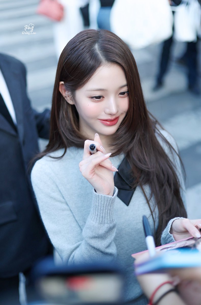 Daisy_Lnn's tweet photo. 26.09.29 

#장원영 #JANGWONYOUNG #WONYOUNG #ParisBoundWonyoung
#DiorSS27 @Dior https://t.co/4rgrqAfCKh