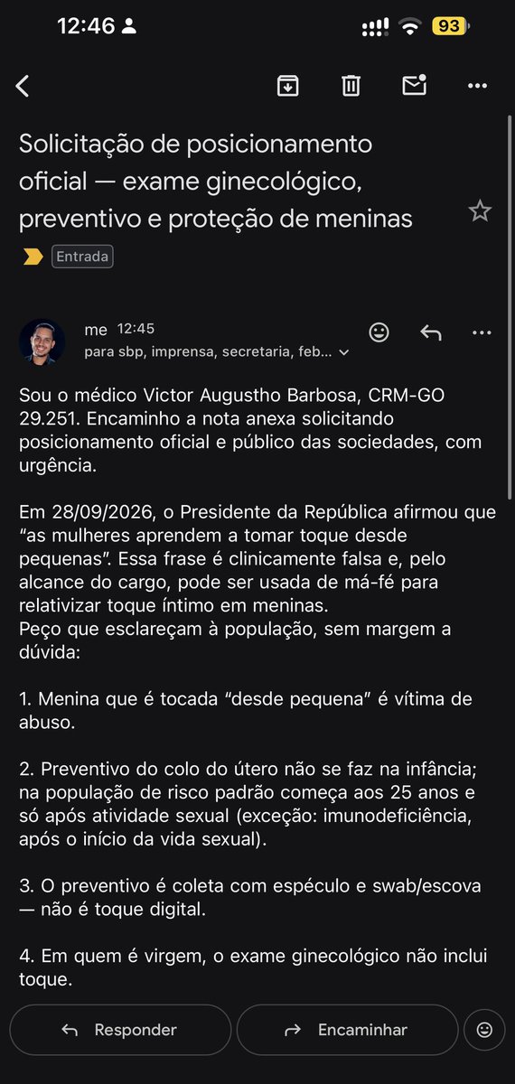 victoraugustho's tweet photo. Como médico, CRM-GO 29.251, notifiquei a Sociedade Brasileira de Pediatria e a FEBRASGO.

Aprender a tomar toque desde pequena” não é protocolo. Menina que é tocada desde pequena é vítima de abuso.

Pedi posicionamento oficial. A população tem o direito de saber o que é exame — e o que é abuso.

Preventivo do colo do útero
• não se faz em menina
• começa aos 25 anos
• só se já houve relação sexual
• (exceção: imunodeficiência, após o início da vida sexual)

Como é o preventivo:
espéculo + swab/escova.
Toque de dedo não faz parte do exame de rastreamento.

Em quem é virgem, exame ginecológico não inclui toque.

Se for estritamente necessário: indicação escrita, consentimento e termo de responsabilidade assinado pelo médico.
Sem isso, o médico responde — inclusive na esfera criminal.

@Febrasgobr