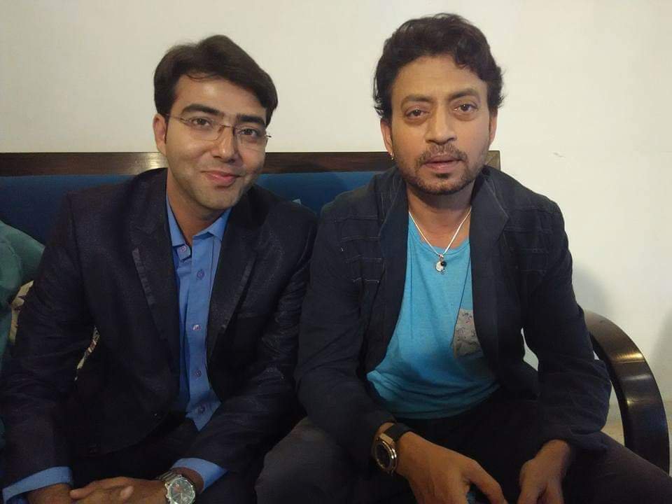 tweet2prashant's tweet photo. मैं मुंबई में नया नया था. कुछ 2 महीने हुए थे साल 2015 की बात है. मुझे इरफान खान का इंटरव्यू करने का मौका मिला. इंटर्व्यू इरफान के घर पर था.मैं पहले ही सवाल में नर्वस था. मेरे चेहरे पर इरफान ने वो भाव पढ़ लिए. उन्होंने 3 सवालों के बाद कहा पाण्डेय जी एक ब्रेक ले लें. चाय भी पी लेंगे और अपन तो घर पे हैं कोई हड़बड़ी नहीं है. तसल्ली से इंटरव्यू दूंगा. उस एक ब्रेक में इरफान ने अपनी बातों से मुझे कम्फर्टेबल करा दिया. उसके बाद जो बातें हुईं वो कमाल की रहीं. मैने उनसे उनके टोंक (राजस्थान) के दिनों की बातें की. मिथुन चक्रवर्ती को देख सिनेमा में आने का जिक्र छेड़ा. मैने अपनी रिसर्च अच्छी की थी. आसिफ कपाड़िया की वारियर की बात छेड़ी तो उनकी आँखें चमक गईं. उन्होंने इंटरव्यू खत्म होने के बाद कहा कि पाण्डेय जी अच्छा बोलते हैं आप और आपका होमवर्क काफी जबरदस्त था. मेरे लिए वो यादगार दिन था क्योंकि मैं मुंबई में नया था..

#CareerDiaries