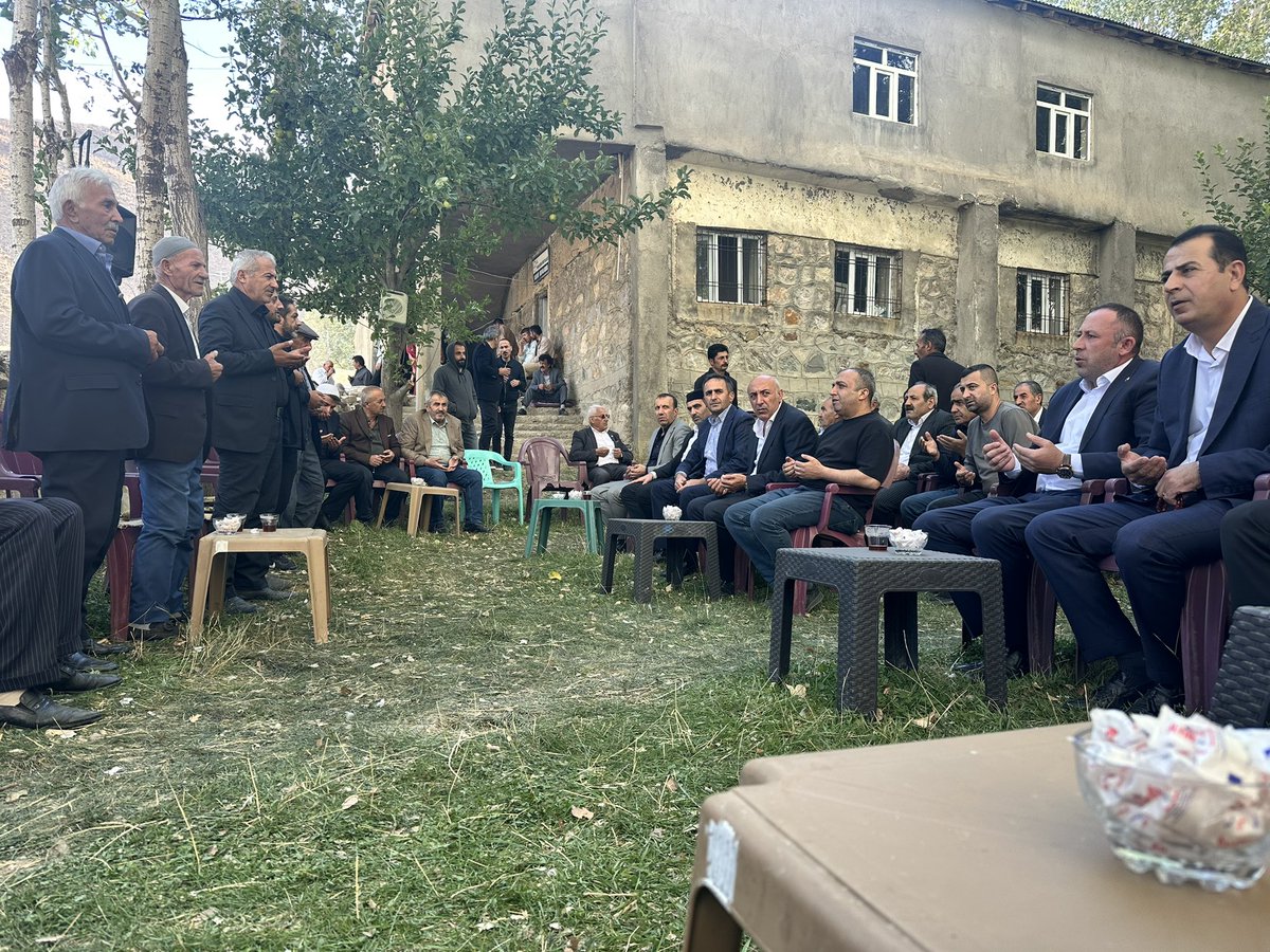Akgencyova's tweet photo. 📍 YÜKSEKOVA

TAZİYE ZİYARETİ

🔹Güngör Mahallesi – Canan Ailesi
🔹 Kadı Köy – Onat Ailesi

İlçe Başkanımız Sn. Burhan YAŞAR, Gençlik Kolları Başkanımız Sn. Servet Kürşat AKKURT ve teşkilatımızla birlikte kıymetli ailelerimizin taziyelerine katılarak acılarını paylaştık, dualarına ortak olduk.

Merhumlara Cenab-ı Allah’tan rahmet; ailelerine, yakınlarına ve tüm sevenlerine sabır ve başsağlığı diliyoruz.

Mekânları cennet, makamları âli olsun. 🤲🏻