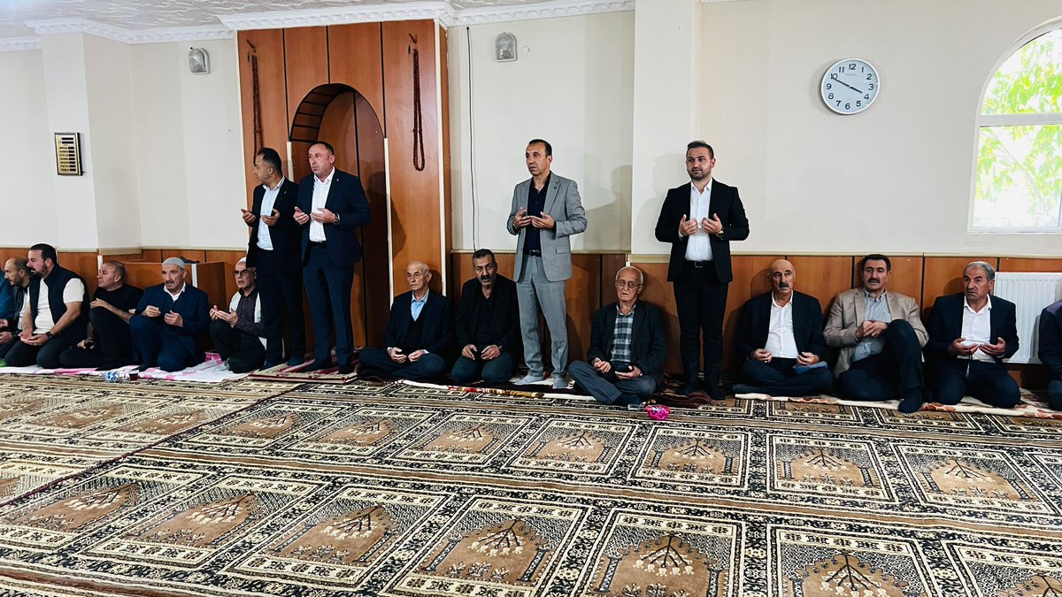 Akgencyova's tweet photo. 📍 YÜKSEKOVA

TAZİYE ZİYARETİ

🔹Güngör Mahallesi – Canan Ailesi
🔹 Kadı Köy – Onat Ailesi

İlçe Başkanımız Sn. Burhan YAŞAR, Gençlik Kolları Başkanımız Sn. Servet Kürşat AKKURT ve teşkilatımızla birlikte kıymetli ailelerimizin taziyelerine katılarak acılarını paylaştık, dualarına ortak olduk.

Merhumlara Cenab-ı Allah’tan rahmet; ailelerine, yakınlarına ve tüm sevenlerine sabır ve başsağlığı diliyoruz.

Mekânları cennet, makamları âli olsun. 🤲🏻
