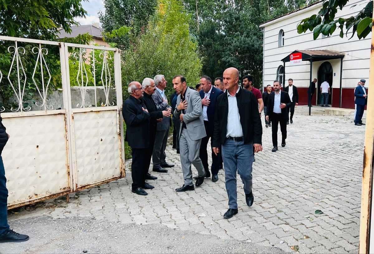 Akgencyova's tweet photo. 📍 YÜKSEKOVA

TAZİYE ZİYARETİ

🔹Güngör Mahallesi – Canan Ailesi
🔹 Kadı Köy – Onat Ailesi

İlçe Başkanımız Sn. Burhan YAŞAR, Gençlik Kolları Başkanımız Sn. Servet Kürşat AKKURT ve teşkilatımızla birlikte kıymetli ailelerimizin taziyelerine katılarak acılarını paylaştık, dualarına ortak olduk.

Merhumlara Cenab-ı Allah’tan rahmet; ailelerine, yakınlarına ve tüm sevenlerine sabır ve başsağlığı diliyoruz.

Mekânları cennet, makamları âli olsun. 🤲🏻