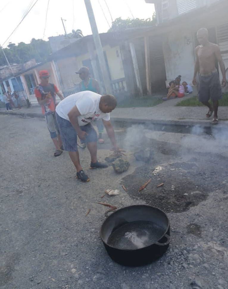 GHNordelo5's tweet photo. Cederistas de La Playa, en Baracoa, Guantánamo, montaron desde temprano sus caldosas para celebrar los #66AñosCDR #Cuba #CDRCuba https://t.co/xsZLUfz5LB