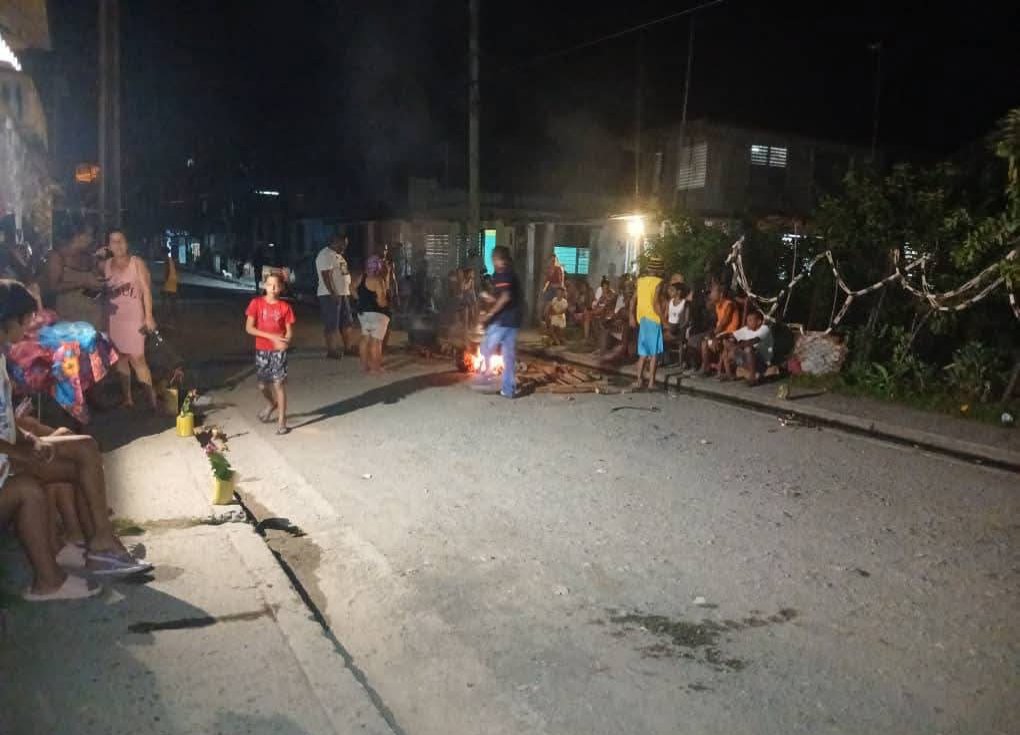 GHNordelo5's tweet photo. Cederistas de La Playa, en Baracoa, Guantánamo, montaron desde temprano sus caldosas para celebrar los #66AñosCDR #Cuba #CDRCuba https://t.co/xsZLUfz5LB