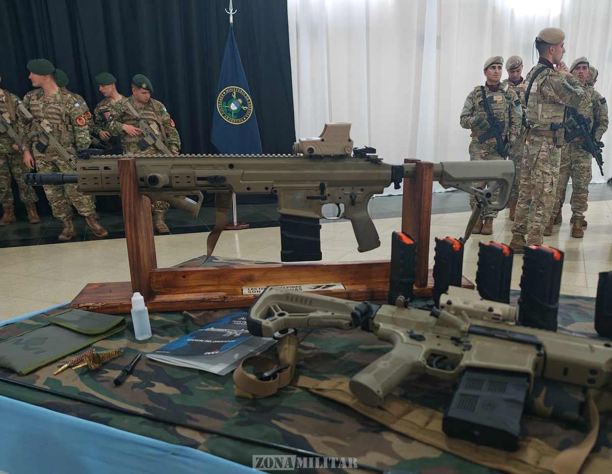 Zonamilitar1's tweet photo. 🚨🇦🇷 PRIMERAS IMÁGENES | Los nuevos fusiles IWI ARAD para las Fuerzas Armadas Argentinas

Desde el Regimiento de Infantería 1 “Patricios”, las primeras imágenes de los ARAD 5 y ARAD 7 equipados con miras MEPRO M5, correspondientes a la tanda inicial presentada hoy

📸 Los nuevos fusiles serán distribuidos entre el Ejército Argentino, la Armada Argentina y la Fuerza Aérea Argentina

👀 Seguimos desde Patricios