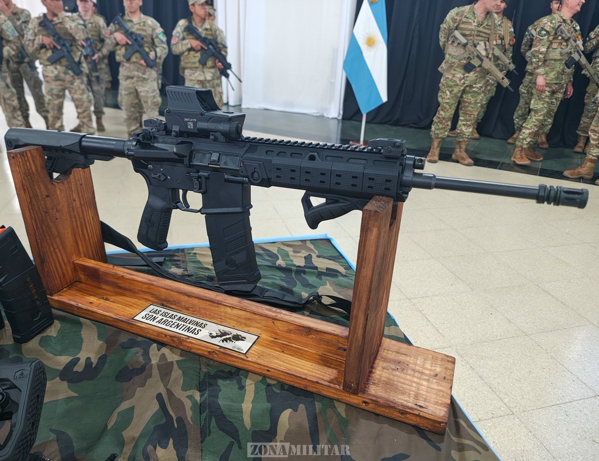 Zonamilitar1's tweet photo. 🚨🇦🇷 PRIMERAS IMÁGENES | Los nuevos fusiles IWI ARAD para las Fuerzas Armadas Argentinas

Desde el Regimiento de Infantería 1 “Patricios”, las primeras imágenes de los ARAD 5 y ARAD 7 equipados con miras MEPRO M5, correspondientes a la tanda inicial presentada hoy

📸 Los nuevos fusiles serán distribuidos entre el Ejército Argentino, la Armada Argentina y la Fuerza Aérea Argentina

👀 Seguimos desde Patricios