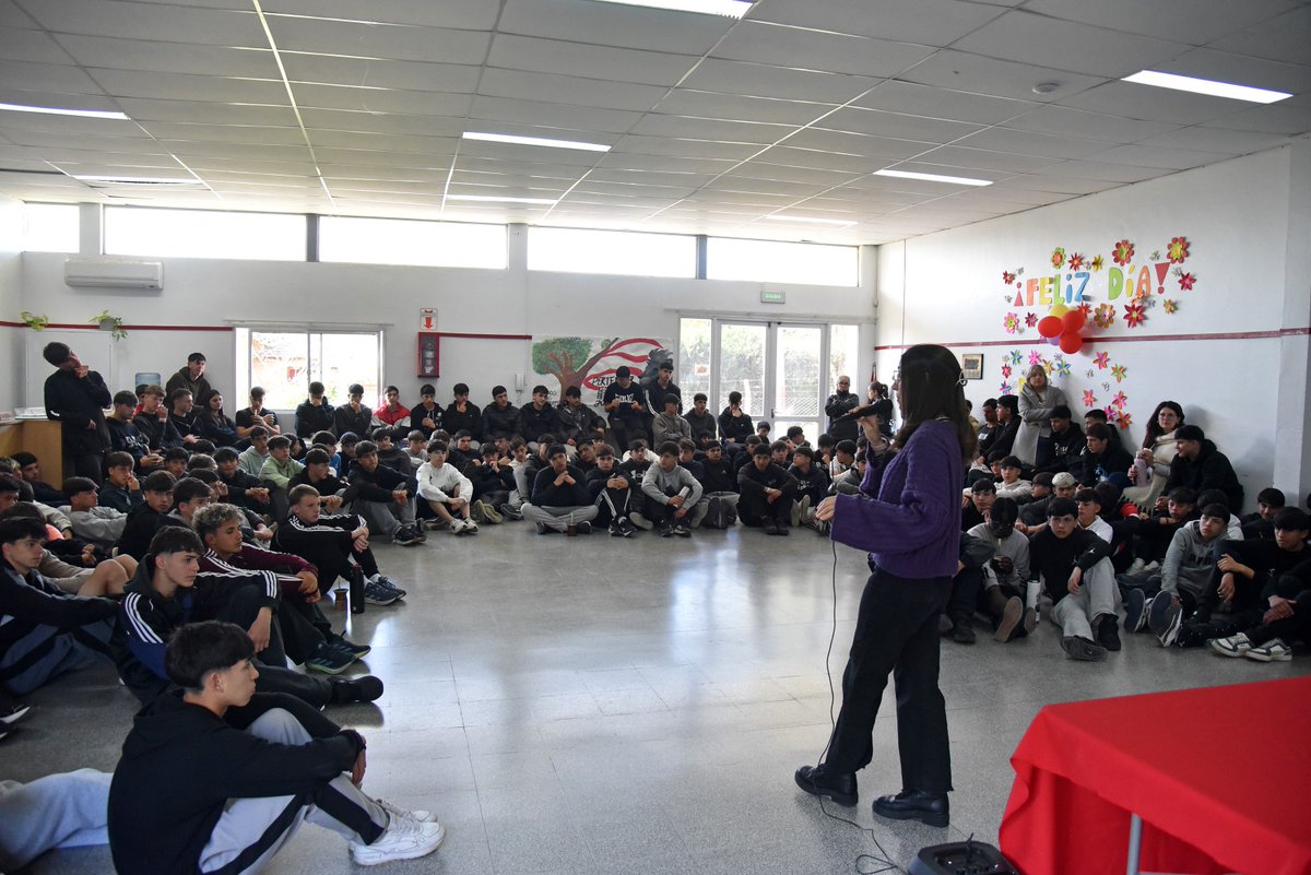 edelpclub's tweet photo. En el marco del Mes Internacional de la Prevención del Suicidio, @EdelpGenero llevó adelante un taller destinado a estudiantes del Bachillerato para Deportistas Federados, con el objetivo de generar un espacio de diálogo, escucha y reflexión.

Durante el encuentro se compartieron herramientas para fortalecer la prevención, reconocer posibles señales de alerta y acompañar situaciones que requieran atención. Además, se abordó la relación entre las masculinidades, los mandatos de género y la gestión de las emociones, promoviendo la reflexión y la importancia de abrir espacios de diálogo.

Acompañamos las trayectorias deportivas apostando a un desarrollo integral de los jugadores, con herramientas que promuevan sociedades responsables, empáticas y afectivas.