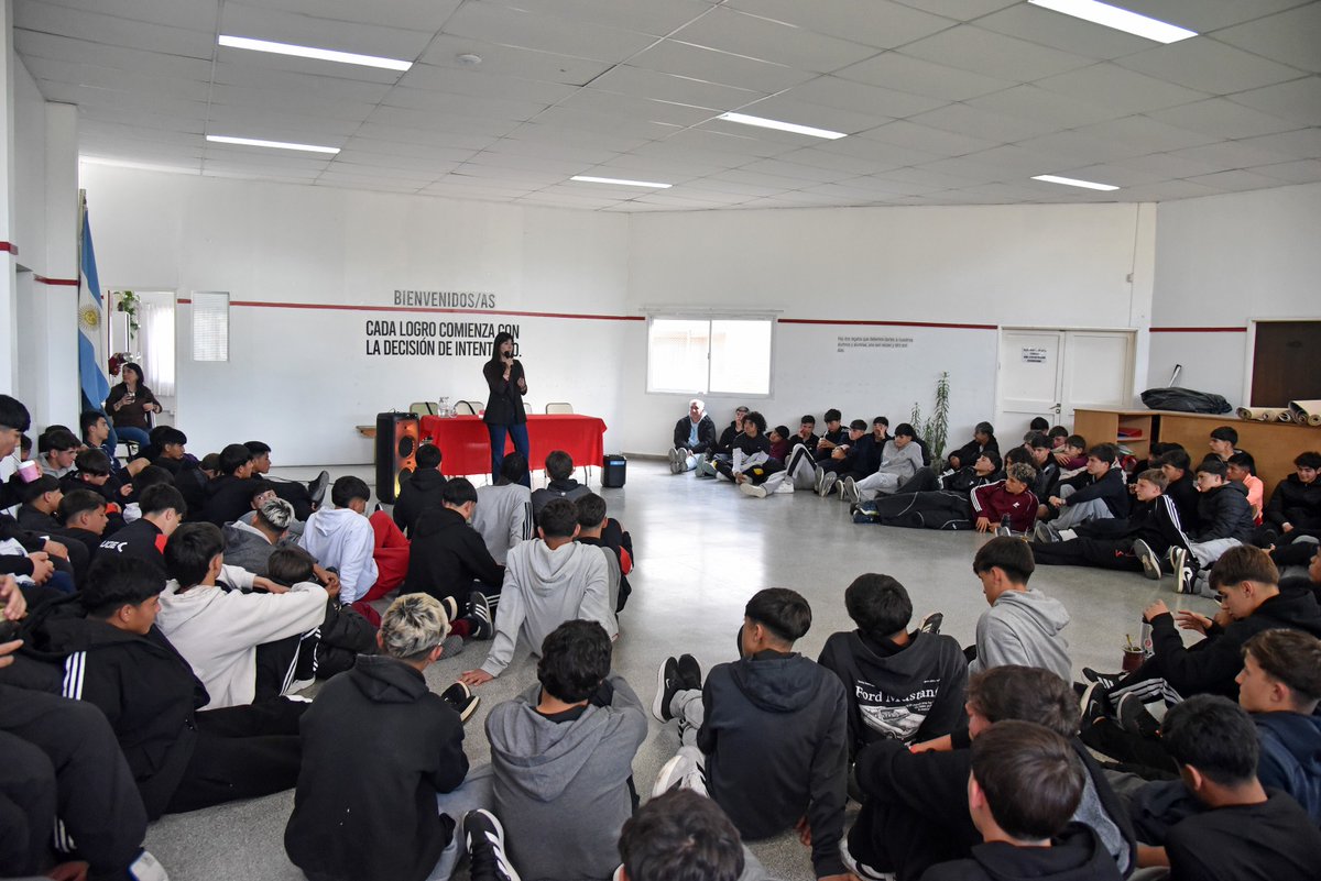 edelpclub's tweet photo. En el marco del Mes Internacional de la Prevención del Suicidio, @EdelpGenero llevó adelante un taller destinado a estudiantes del Bachillerato para Deportistas Federados, con el objetivo de generar un espacio de diálogo, escucha y reflexión.

Durante el encuentro se compartieron herramientas para fortalecer la prevención, reconocer posibles señales de alerta y acompañar situaciones que requieran atención. Además, se abordó la relación entre las masculinidades, los mandatos de género y la gestión de las emociones, promoviendo la reflexión y la importancia de abrir espacios de diálogo.

Acompañamos las trayectorias deportivas apostando a un desarrollo integral de los jugadores, con herramientas que promuevan sociedades responsables, empáticas y afectivas.