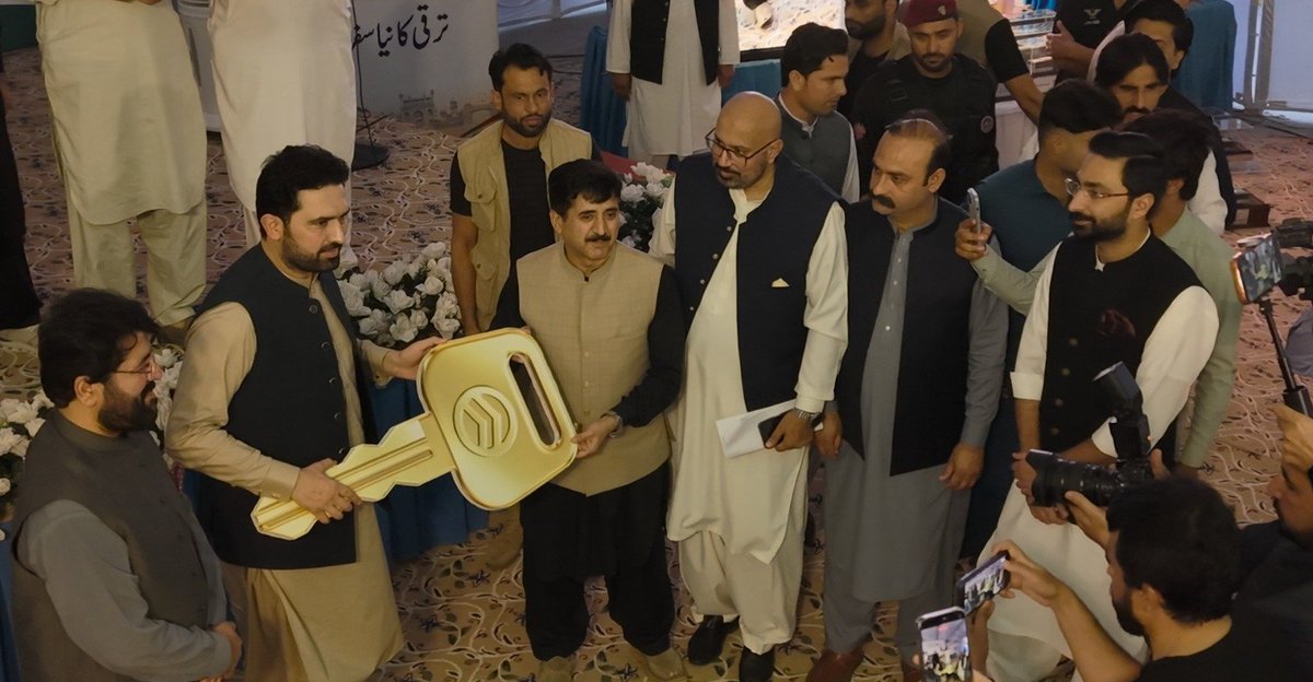 irfijournalist's tweet photo. پشاور بی آر ٹی 
دنیا کا آٹھواں عجوبہ جو 8 سال بعد بھی مکمل نہ ہوسکا 
ایشیائی ترقیاتی بنک سمیت دیگر کے 120 ارب روپے قرض سے زیرالتواء یہ منصوبہ پتہ نہیں کب مکمل ہوگا 
جس پر صوبائی خزانہ سے سالانہ  6 ارب روپے کی سبسڈی برداشت کرنی پڑ رہی ہے https://t.co/EzirINfA7n