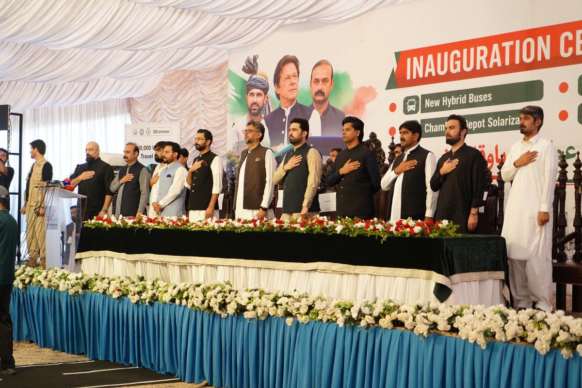 irfijournalist's tweet photo. پشاور بی آر ٹی 
دنیا کا آٹھواں عجوبہ جو 8 سال بعد بھی مکمل نہ ہوسکا 
ایشیائی ترقیاتی بنک سمیت دیگر کے 120 ارب روپے قرض سے زیرالتواء یہ منصوبہ پتہ نہیں کب مکمل ہوگا 
جس پر صوبائی خزانہ سے سالانہ  6 ارب روپے کی سبسڈی برداشت کرنی پڑ رہی ہے https://t.co/EzirINfA7n