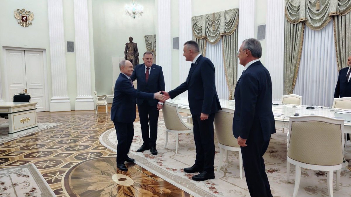 MiloradDodik's tweet photo. У Кремљу сам с предсједником Русије Владимиром Путином потврдио да цијена гаса за Републику Српску остаје иста.

Разговарали смо и о проширењу сарадње са Ваздухопловним заводом "Орао" из Бијељине. Руска страна ће нам показати одређене могућности за наставак и проширење тог посла.

Ово је био мој 29. састанак с предсједником Путином. Потврдили смо сарадњу на политичком, економском и свим другим пољима. Русија остаје привржена партнерству са Републиком Српском, без застоја и институционалних сметњи.

Потврђено је и опредјељење за наставак сарадње у гасном сектору, укључујући и изградњу гасних електрана.