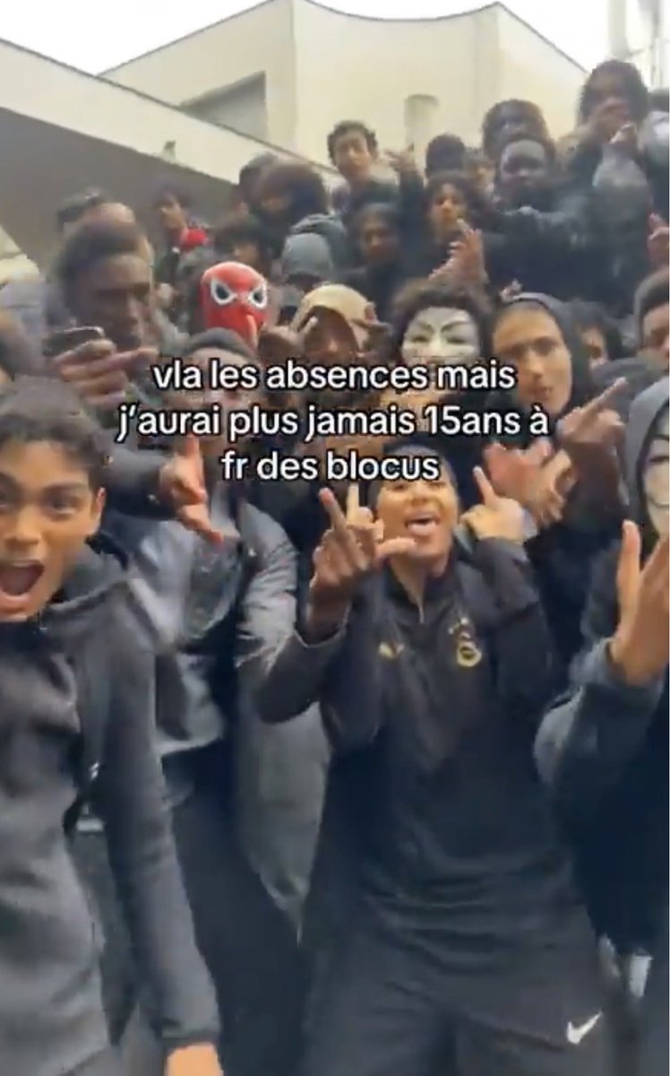 kaedes999's tweet photo. Leur « France »  |  La vraie France 

Selon certains les personnes à gauche et celles à droite sont toutes françaises sans distinction. Jugez par vous-mêmes… https://t.co/QHyVnh8a2r