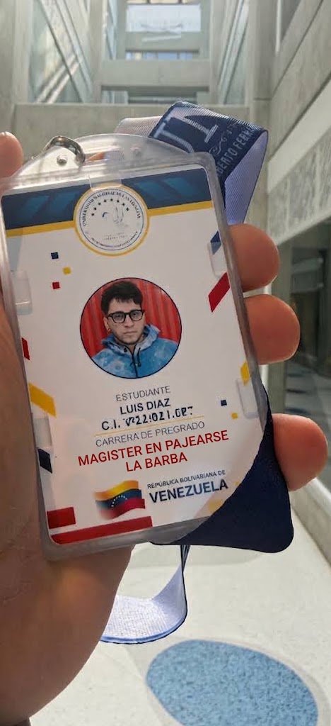 Nosurrender05's tweet photo. @chamodepeloazul Vamos CamaRATA 🐁 que tús sueños y cara de gafo jamas se rindan. https://t.co/A8BJ9eeY5f