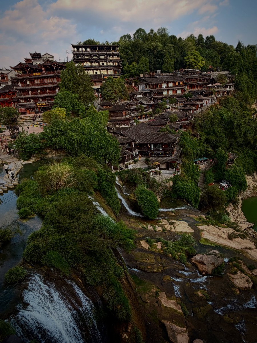 IsaacMattlbl's tweet photo. Furong Town—an ancient town perched above a waterfall. https://t.co/6FZl99hW6i