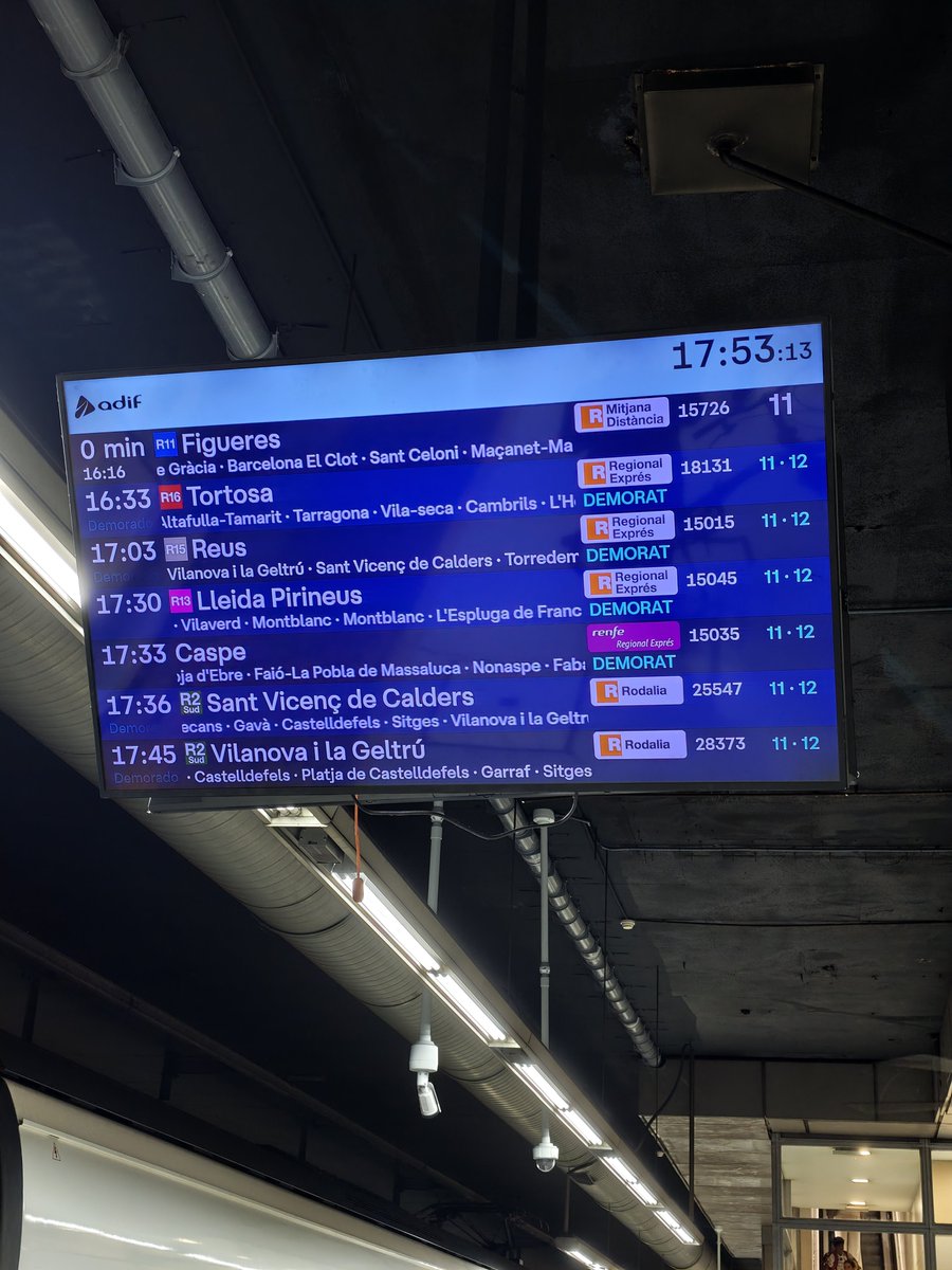 uriulet76's tweet photo. @rodalies Aixo es Sants ara mateix. Tors els trens demorats. No s'indica hora estimada d'arribada, i ningú a la plataforma per preguntar. Si el tren no ha d'arribar, almenys aviseu i parem d'esperar inutilment a una plataforma on fa una calor que et mors!!! https://t.co/4PZcvHymUP