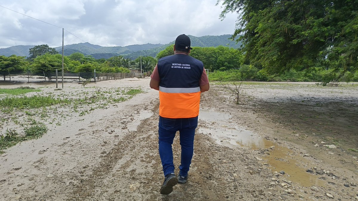 Riesgos_Ec's tweet photo. #AlertaRoja | Puerto López, Manabí

Levantamos la información de las familias afectadas por el desbordamiento del río Buenavista, en los sectores Los Manglares, ciudadela 20 de Mayo y ciudadela César Andrade.

🤝 Seguimos en territorio. https://t.co/ANeA4KNSkI