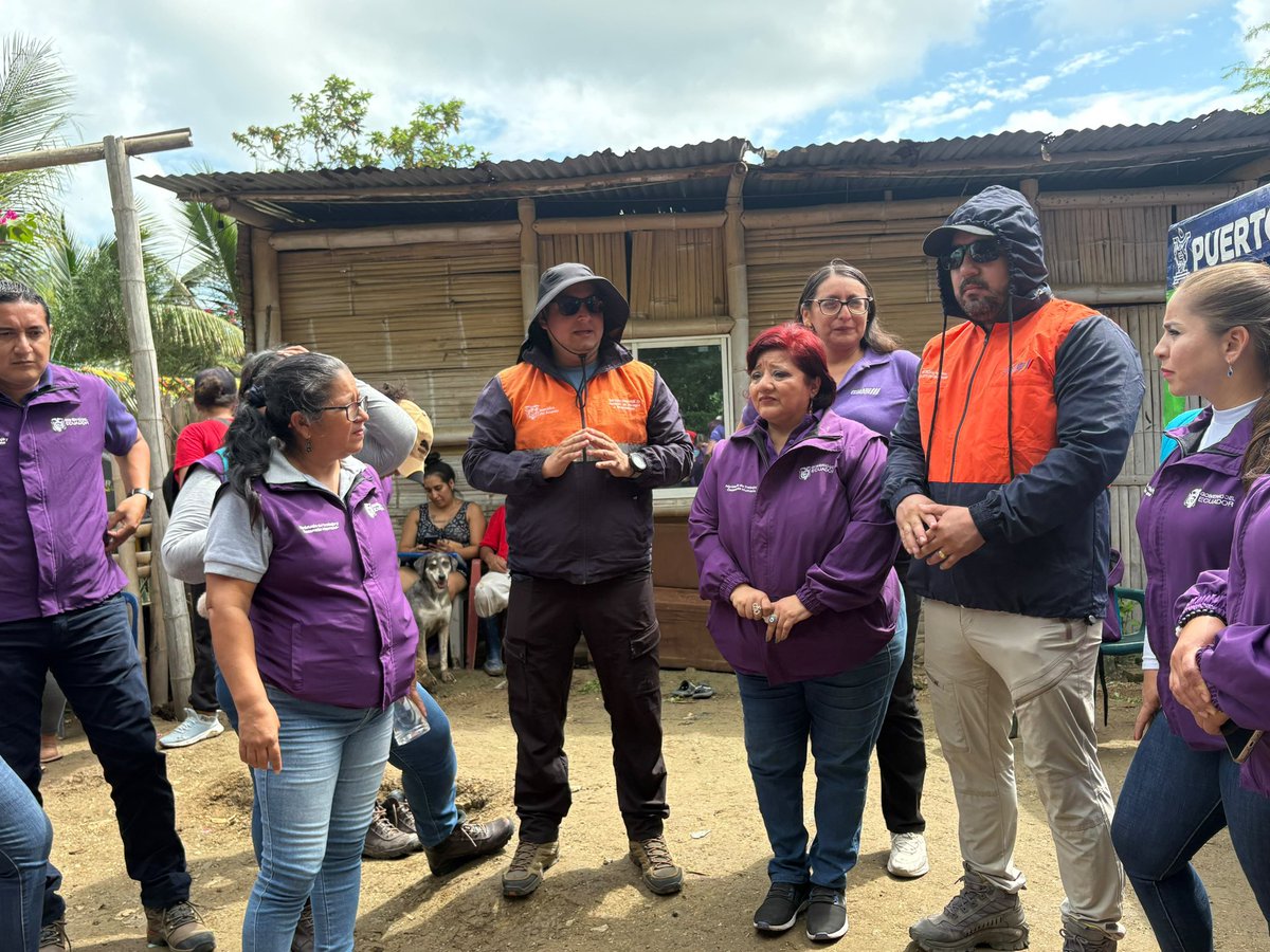 Riesgos_Ec's tweet photo. #AlertaRoja | Puerto López, Manabí

Levantamos la información de las familias afectadas por el desbordamiento del río Buenavista, en los sectores Los Manglares, ciudadela 20 de Mayo y ciudadela César Andrade.

🤝 Seguimos en territorio. https://t.co/ANeA4KNSkI