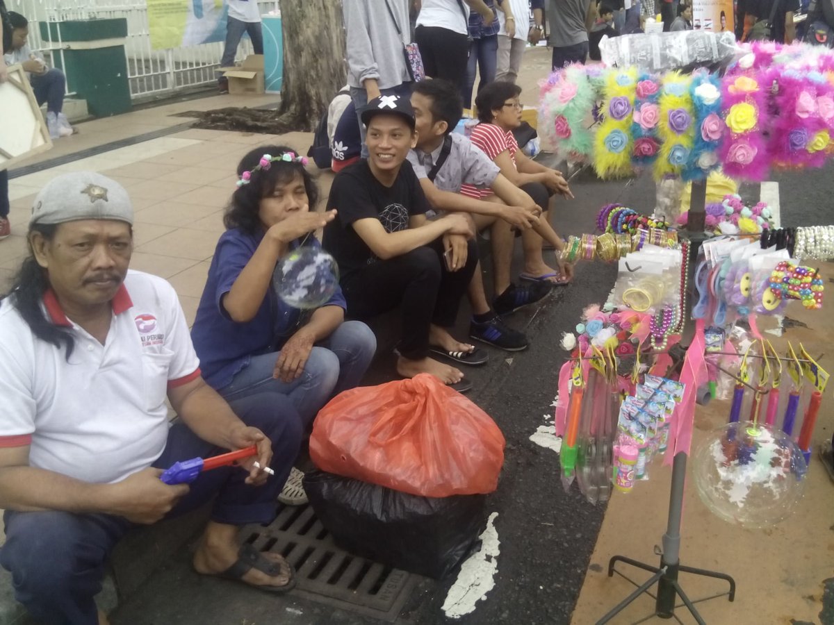 imasputra12's tweet photo. CFD Minggu jalan jalan taman bungkul Surabaya 2017
Foto Ayah sama ibu Jual aksesoris mainan anak 😔🥀 2017
Saya jual es mambo dan realgood allah ya 🤲🏻
Aku kangen ayahku 🥀😢
#rezeki #bisu #tuli #ayah #ibu https://t.co/rCK9qQs5yX