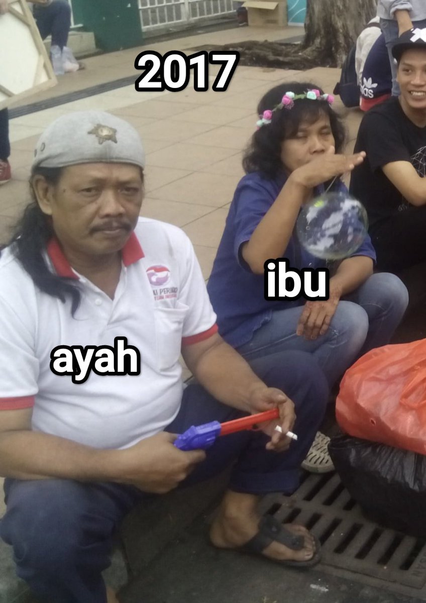 imasputra12's tweet photo. CFD Minggu jalan jalan taman bungkul Surabaya 2017
Foto Ayah sama ibu Jual aksesoris mainan anak 😔🥀 2017
Saya jual es mambo dan realgood allah ya 🤲🏻
Aku kangen ayahku 🥀😢
#rezeki #bisu #tuli #ayah #ibu https://t.co/rCK9qQs5yX