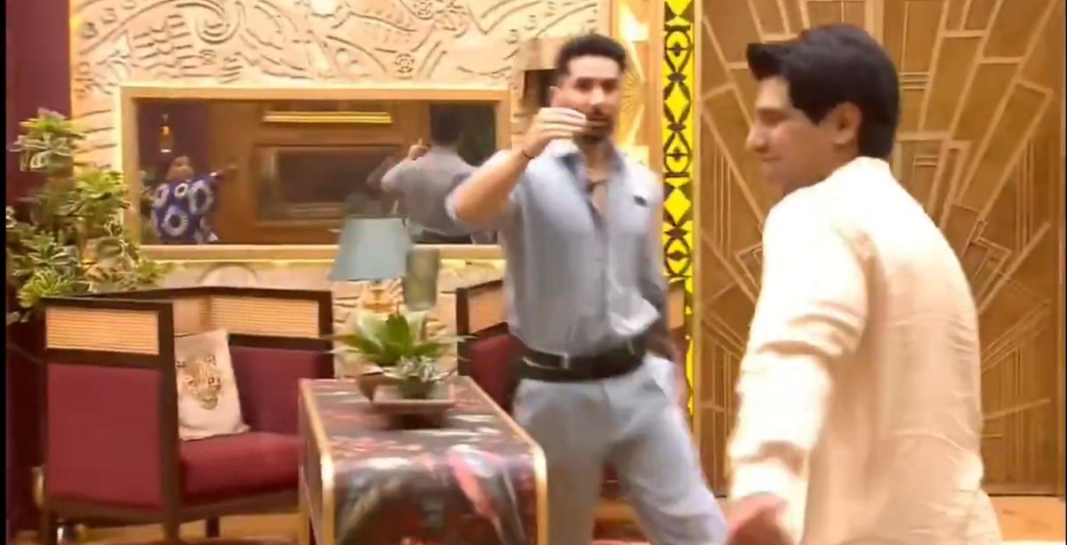 MSTALK07's tweet photo. First point isma maa baap ki baat kha thi just play sympathy card bhauat purana ho gya hai rehne do 
Second point see this screenshot when sweat come from room he see that sweat was coming then sweat come closer he turned down https://t.co/JVEJSUifBm