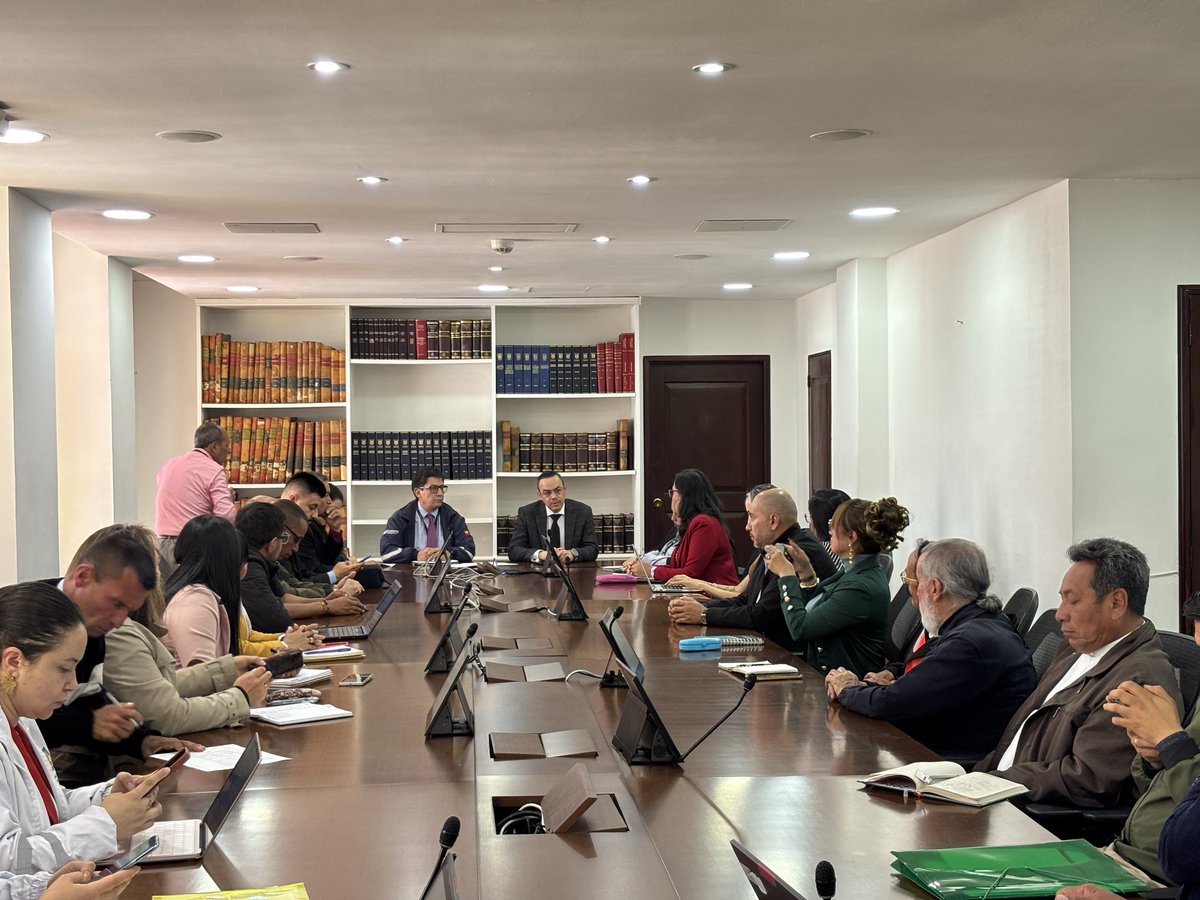 Fapuentess's tweet photo. En la Personería de Bogotá nos reunimos con representantes del sector religioso para abordar las problemáticas en los cementerios de la ciudad. 

Agradecemos a @personeriabta, @Uaesp, @habitatbogota y la Subdirección de Asuntos Religiosos de @GobiernoBTA por participar en este espacio. Seguimos haciendo seguimiento para encontrar soluciones concretas entre todos por el bienestar de los bogotanos.