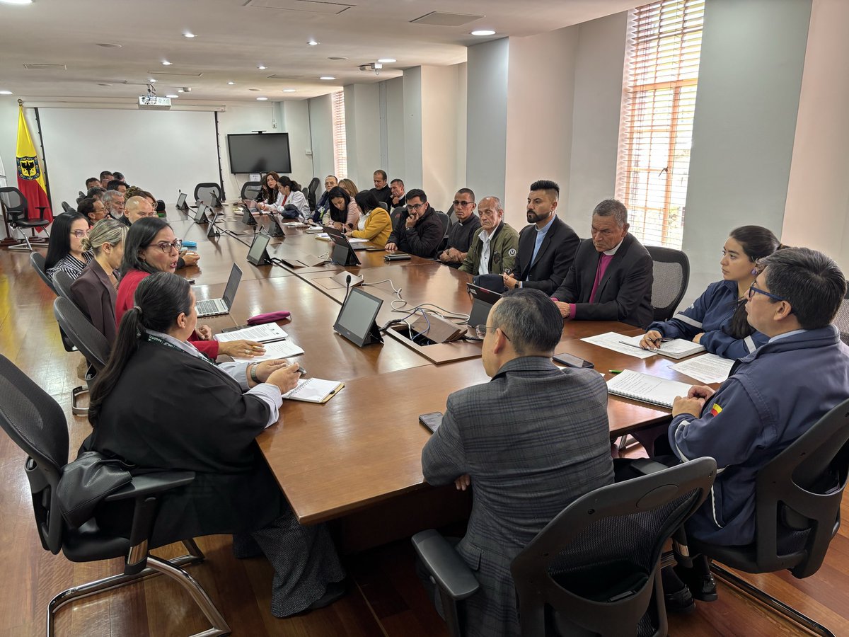 Fapuentess's tweet photo. En la Personería de Bogotá nos reunimos con representantes del sector religioso para abordar las problemáticas en los cementerios de la ciudad. 

Agradecemos a @personeriabta, @Uaesp, @habitatbogota y la Subdirección de Asuntos Religiosos de @GobiernoBTA por participar en este espacio. Seguimos haciendo seguimiento para encontrar soluciones concretas entre todos por el bienestar de los bogotanos.