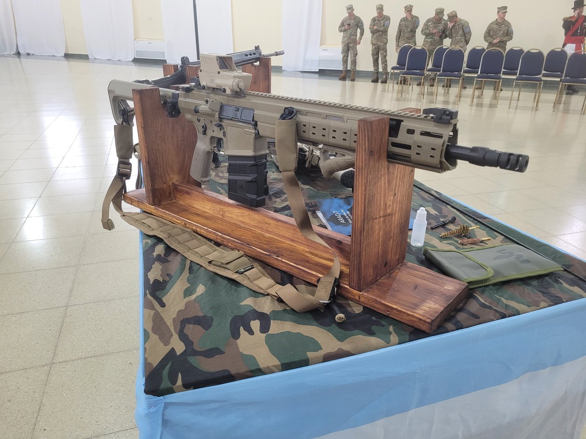 PucaraDefensa's tweet photo. El @Ejercito_Arg recibe hoy su primer lote de 250 fusiles IWI Arad de 7,62mm y carabinas Arad S de 5,56 mm para iniciar el reemplazo de los fusiles FAL y M-16 actualmente en uso. Los dos modelos se entregan con miras Meprolight. https://t.co/rAqBCshc5W