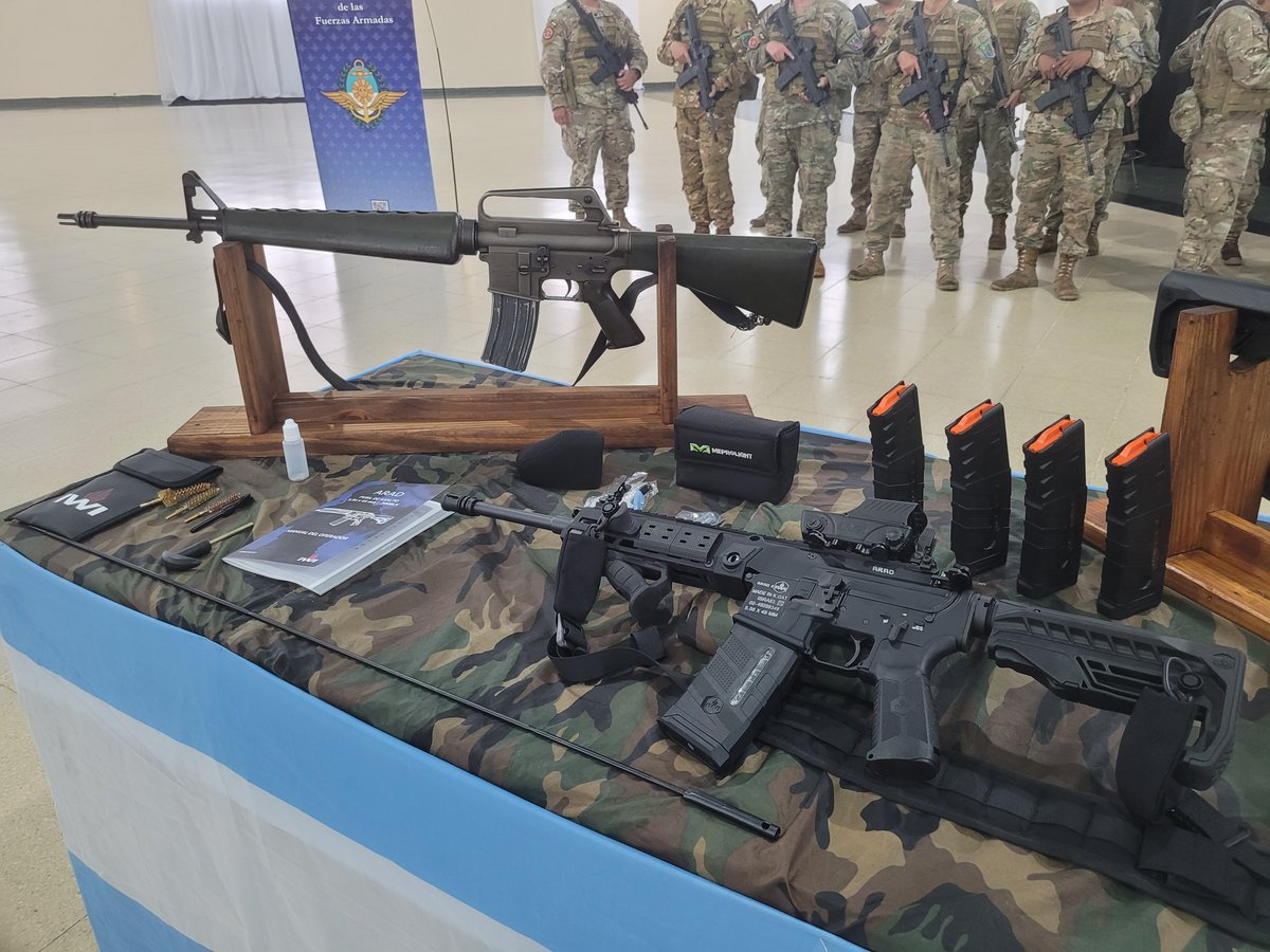 PucaraDefensa's tweet photo. El @Ejercito_Arg recibe hoy su primer lote de 250 fusiles IWI Arad de 7,62mm y carabinas Arad S de 5,56 mm para iniciar el reemplazo de los fusiles FAL y M-16 actualmente en uso. Los dos modelos se entregan con miras Meprolight. https://t.co/rAqBCshc5W