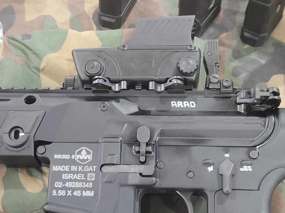 PucaraDefensa's tweet photo. El @Ejercito_Arg recibe hoy su primer lote de 250 fusiles IWI Arad de 7,62mm y carabinas Arad S de 5,56 mm para iniciar el reemplazo de los fusiles FAL y M-16 actualmente en uso. Los dos modelos se entregan con miras Meprolight. https://t.co/rAqBCshc5W