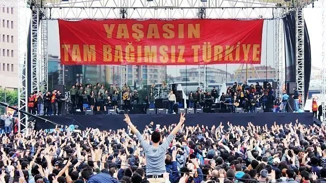 Halkin_Hukuk___'s tweet photo. Grup Yorum üyesi müvekkillerimiz;
Cem Dursun, Şura Başer, Rıdvan Akbaş, Eser Çelik, Muharrem Cengiz, Bergün Varan ve Merve Kurt'un  tutuklu yargılandığı davanın duruşması yarın İstanbul 13. ACM'de saat 10:00'da görülecektir. 

Tüm meslektaşlarımızı duruşmaya bekliyoruz. https://t.co/ESZ5jRYu1i