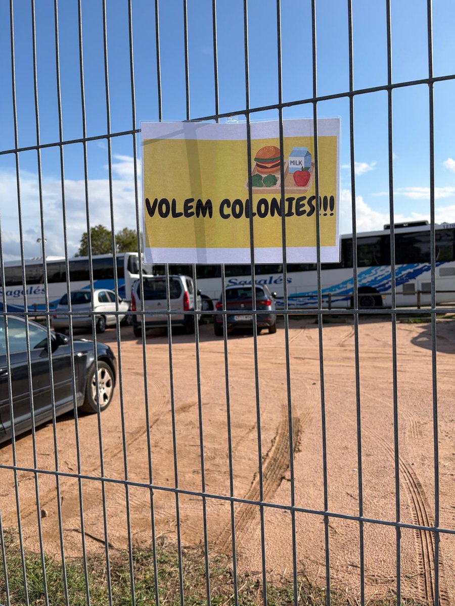 LaYeniGran's tweet photo. A l’escola Andersen de Vic també han aparegut cartells reclamant que es facin les colònies i les sortides @el9nou @vic_educacio @educaciocat @govcatcentral https://t.co/GA36iWrrI4