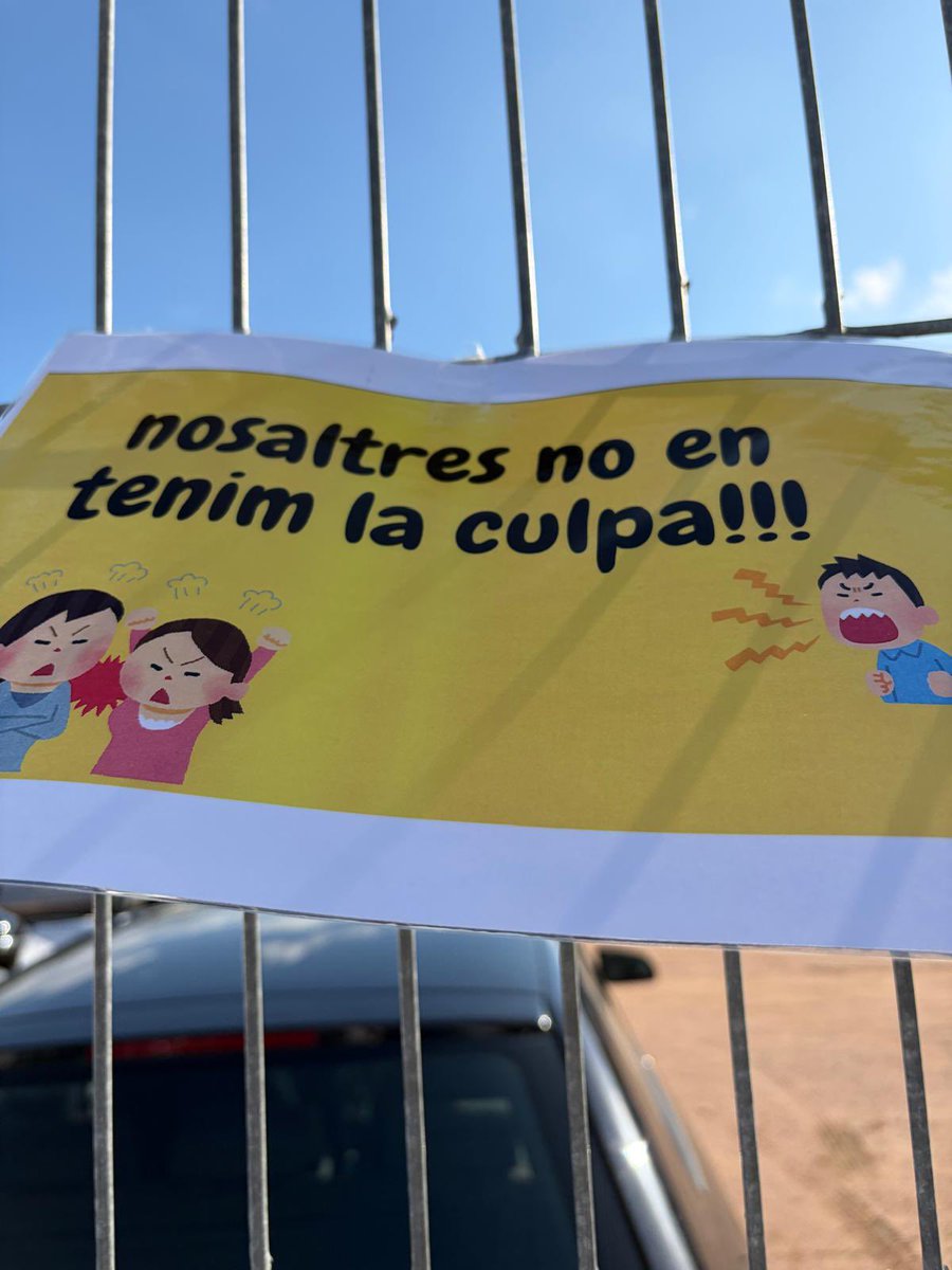 LaYeniGran's tweet photo. A l’escola Andersen de Vic també han aparegut cartells reclamant que es facin les colònies i les sortides @el9nou @vic_educacio @educaciocat @govcatcentral https://t.co/GA36iWrrI4