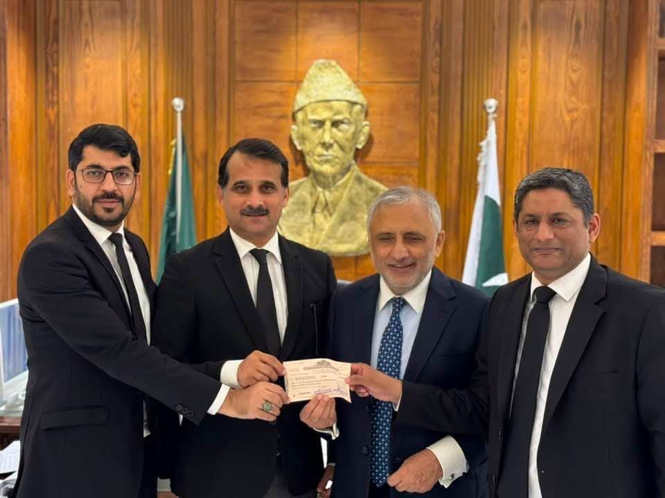 ShakirAwan88's tweet photo. پنجاب حکومت نے لاہور ہائیکورٹ بار کو 5 کروڑ کا چیک جاری کردیا۔۔صدر لاہور ہائیکورٹ بار بابر مرتضی نے ایڈوکیٹ جنرل پنجاب سے چیک وصول کرتے ہوئے، شائد اسی لیے صدر لاہور ہائیکورٹ بار علیمہ خان سمیت تحریک انصاف کے اہم کیسسز اور  اجتماعات میں اب نظر نہیں آتے ۔۔ https://t.co/FDJ0fdiqlZ