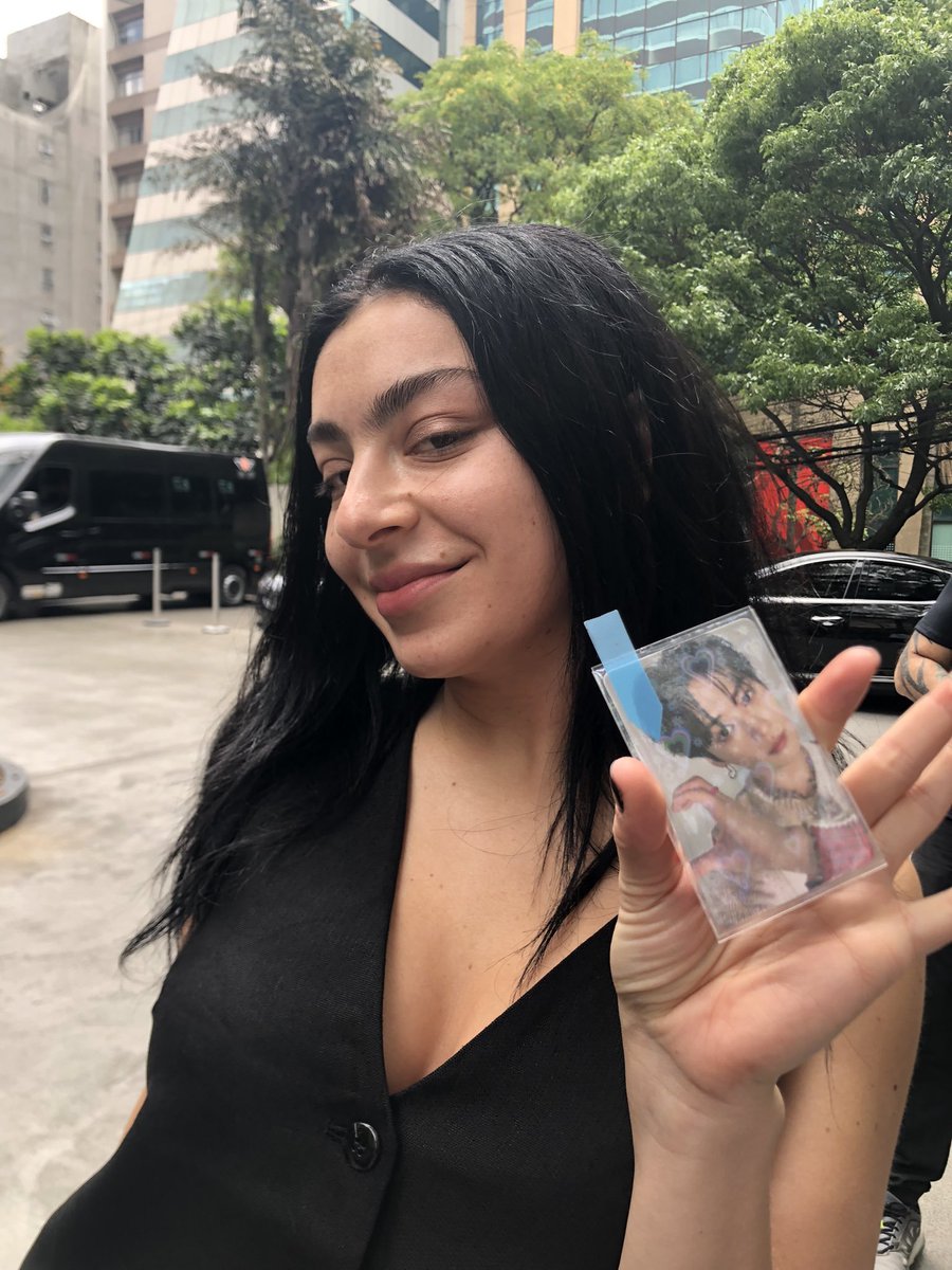 iluvminchan's tweet photo. tirei essas fotos da charli segurando um photocard do lee know https://t.co/myzzjnboVQ