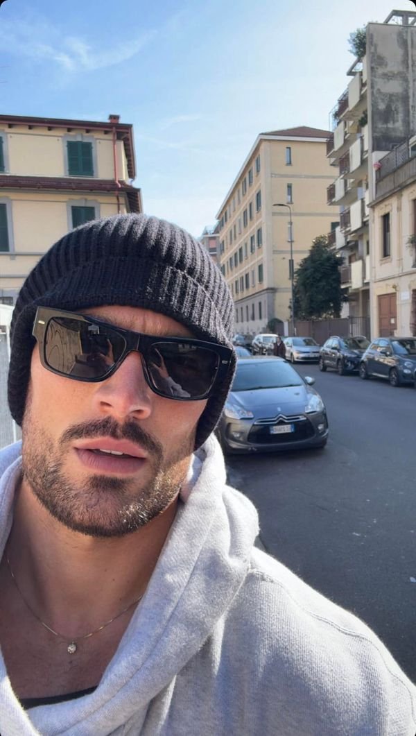 SimoneSusirfad's tweet photo. Feel free to Crush 🥰🥰 on my Bro 
He's Single and searching https://t.co/vXWvbIC83b