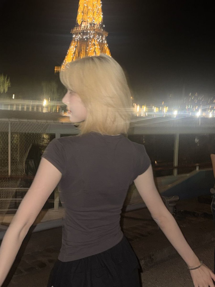 Jxwioo's tweet photo. paris at night, the lights are pretty, the air is cold, and somehow i’m feeling a little too #confident tonight. took a few pictures because i really liked how i looked here…📸🎇 https://t.co/bh4fqRfyIZ