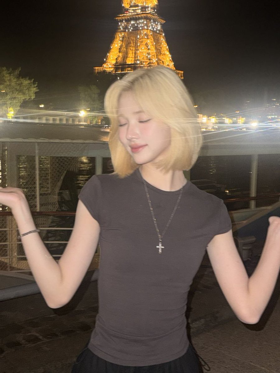Jxwioo's tweet photo. paris at night, the lights are pretty, the air is cold, and somehow i’m feeling a little too #confident tonight. took a few pictures because i really liked how i looked here…📸🎇 https://t.co/bh4fqRfyIZ