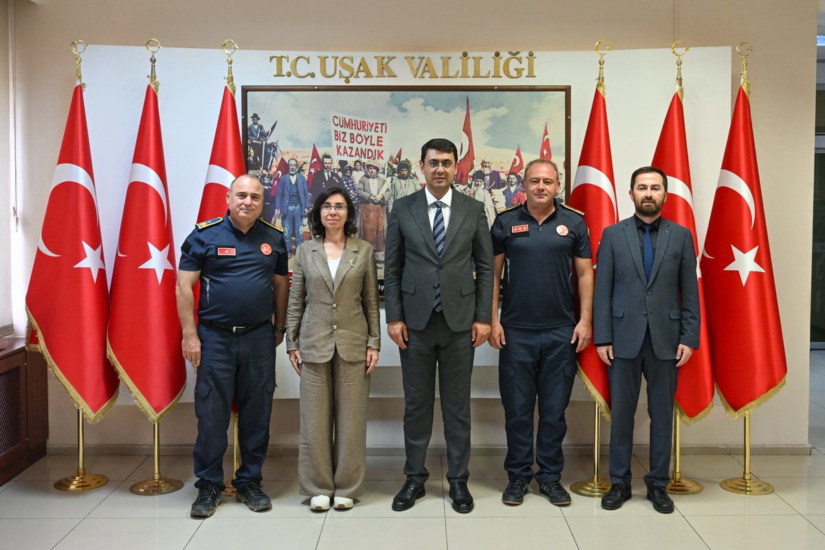 TC_UsakValiligi's tweet photo. 25 Eylül–1 Ekim Yangından Korunma ve İtfaiyecilik Haftası vesilesiyle Belediye Başkan Vekili Hatice Terekeci Özkan ve itfaiye personelimiz, Valimiz Dr. Serdar Kartal’ı ziyaret etti.

Can ve mal güvenliğimiz için gece gündüz demeden görev yapan; yangın, afet ve kurtarma çalışmalarında en zor anlarımızda cesaretleri ve fedakârlıklarıyla milletimizin yanında olan tüm itfaiye personelimizin Yangından Korunma ve İtfaiyecilik Haftası’nı kutluyoruz.

Her cana ulaşmak için büyük bir özveri ve sorumlulukla görev yapan kahraman itfaiyecilerimize emekleri ve fedakârlıkları için teşekkür ediyor, görevlerinde kolaylık ve başarılar diliyoruz.