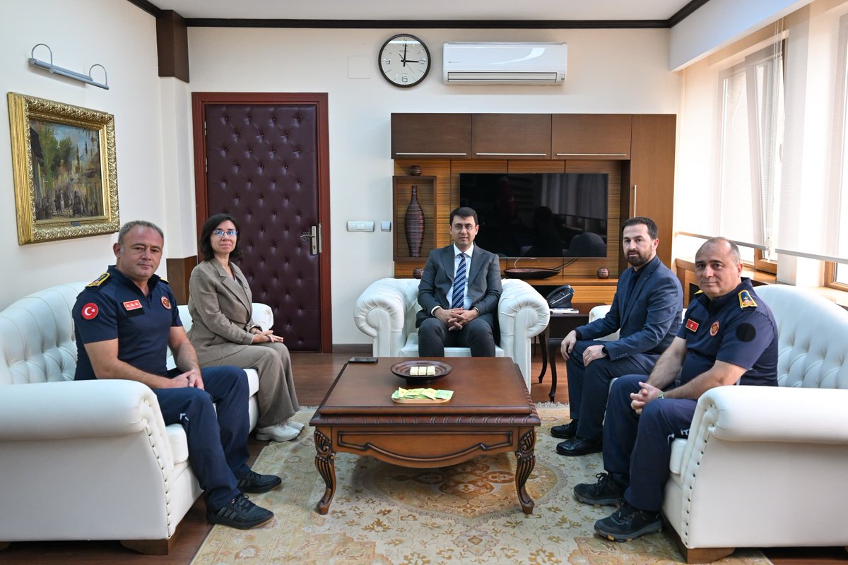 TC_UsakValiligi's tweet photo. 25 Eylül–1 Ekim Yangından Korunma ve İtfaiyecilik Haftası vesilesiyle Belediye Başkan Vekili Hatice Terekeci Özkan ve itfaiye personelimiz, Valimiz Dr. Serdar Kartal’ı ziyaret etti.

Can ve mal güvenliğimiz için gece gündüz demeden görev yapan; yangın, afet ve kurtarma çalışmalarında en zor anlarımızda cesaretleri ve fedakârlıklarıyla milletimizin yanında olan tüm itfaiye personelimizin Yangından Korunma ve İtfaiyecilik Haftası’nı kutluyoruz.

Her cana ulaşmak için büyük bir özveri ve sorumlulukla görev yapan kahraman itfaiyecilerimize emekleri ve fedakârlıkları için teşekkür ediyor, görevlerinde kolaylık ve başarılar diliyoruz.