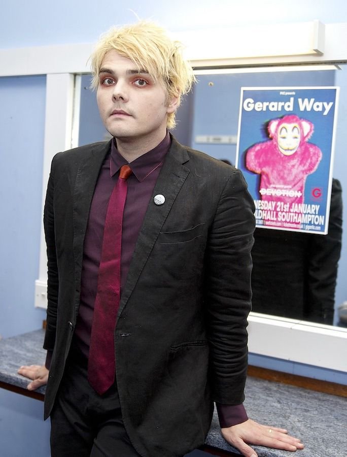 caseopencshut's tweet photo. happy birthday hesitant alien as celebration here are my favorite hesitant alien gee era pictures https://t.co/DgoB6OHyPS