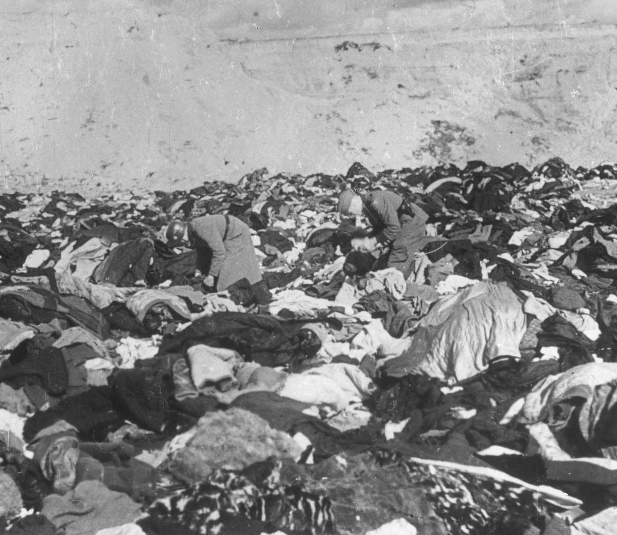 AuschwitzMuseum's tweet photo. September 29-30, 1941 | The massacre in Babi Yar.
Under the supervision of Einsatzgruppe C, a special team of German SS troops supported by other German units and local collaborators began the murder of Jews of Kyiv.

In two days 33,771 Jews were murdered. And these were just the first of many other victims killed in this ravine until 1943.

Learn more: https://t.co/XPuhraPJnE