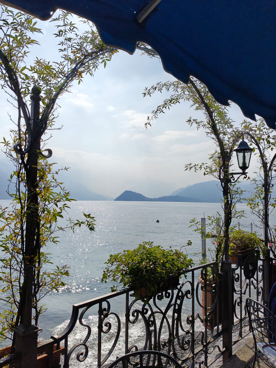 vpuntompunto's tweet photo. #LagoDiComo Foschia autunnale https://t.co/DZtfwmgyzG